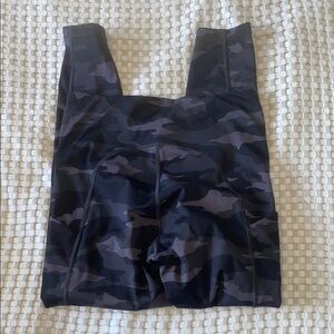 Athleta Ultimate Camo 7/8 Tights - Black and Gray